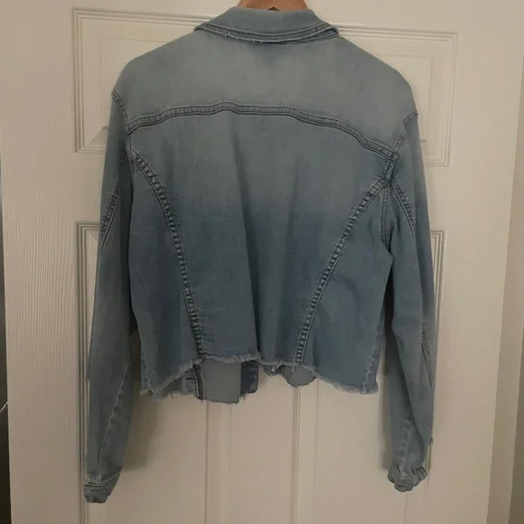 🧥 Cropped and Distressed Jean Jacket 🧥 - Picture 6 of 7